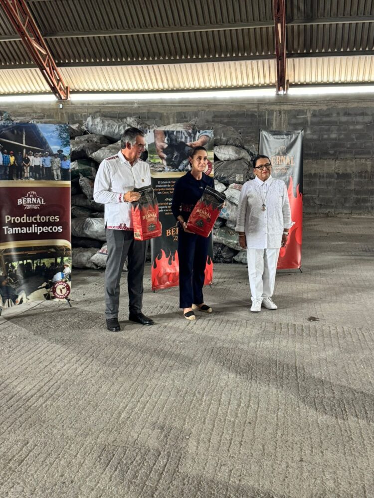 Recorrió presidenta empacadora de carbón vegetal “El Bernal”